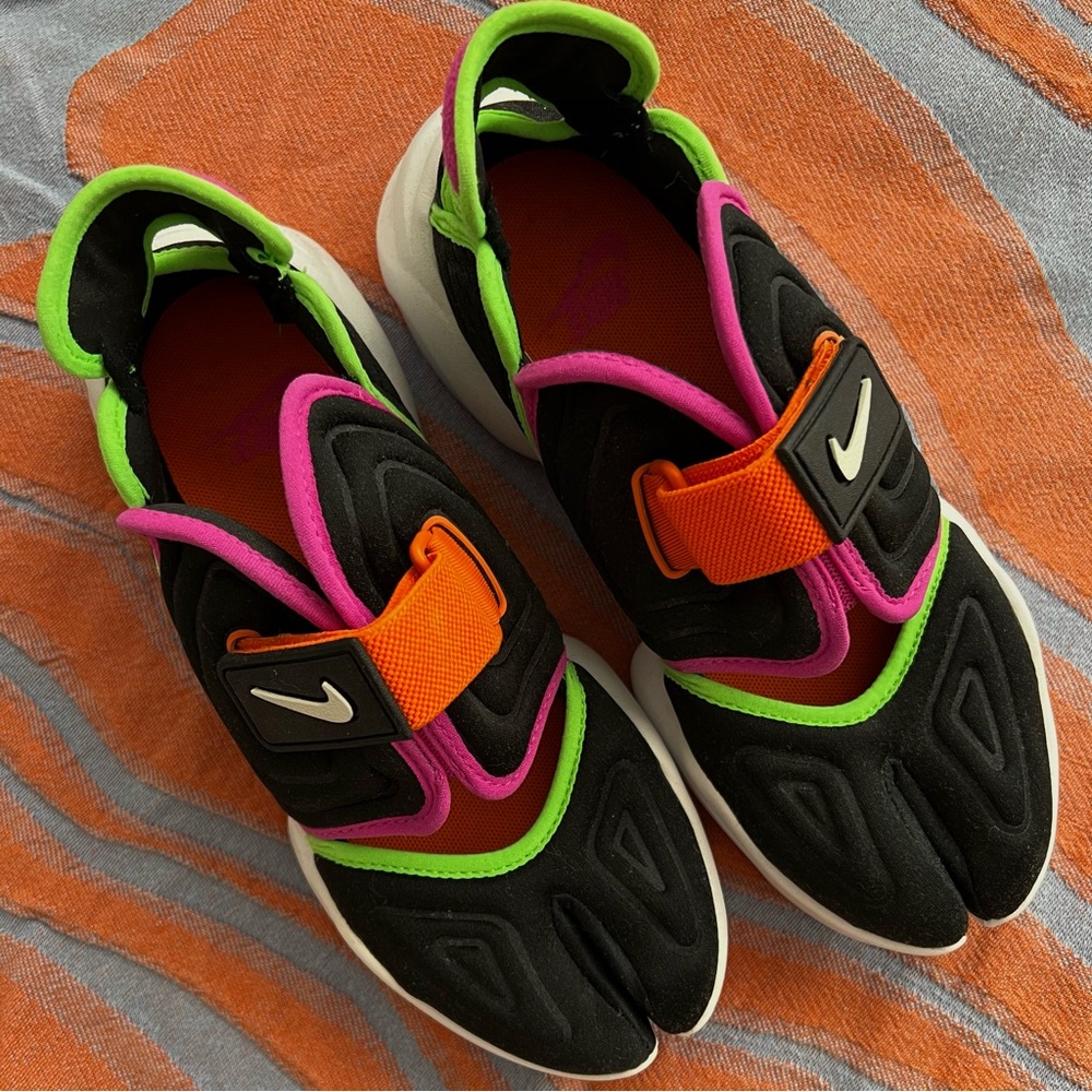 Brand New RARE Nike Aqua Rift in Black Fire Pink Size 7